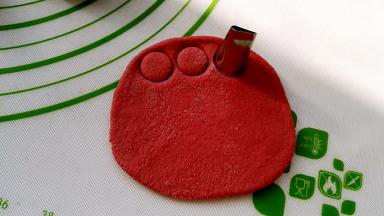 取一个面剂擀开，用小花嘴压出圆形当猪鼻子。