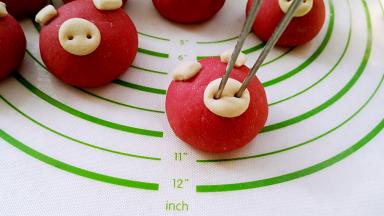 用烤针或者牙签捅鼻孔（可以捅深一点点更牢固）.