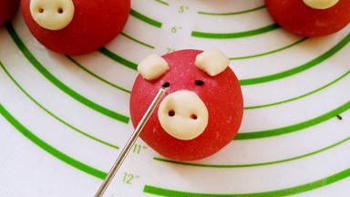 用烤针或者牙签沾黑芝麻点上眼睛(沾点水粘的牢）。