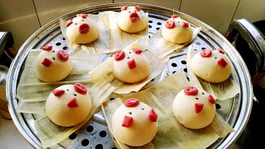 先做好的小猪放上层，甩水润皮，盖盖。大火烧开转中火13分钟关火（因为安鼻子眼睛耳朵的时间长，面团已醒发到位，所以直接开火蒸）。