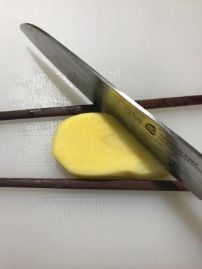 斜着刀切，垫两只筷子，避免切到底