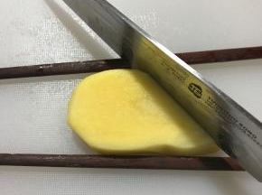 斜着刀切，垫两只筷子，避免切到底