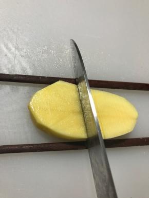 翻过来，再正着切，也是垫筷子，避免切到底