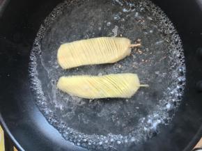 烧一锅水，水开后，煮一分钟。