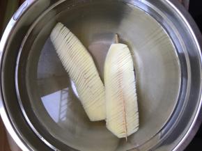 过凉水，冲掉表面的淀粉