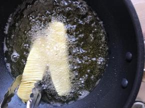 锅中放油，中小火炸至金黄。