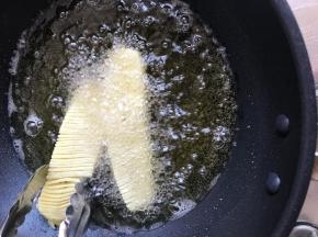 锅中放油，中小火炸至金黄。