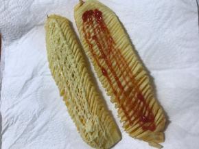 挤一点沙拉酱和番茄酱