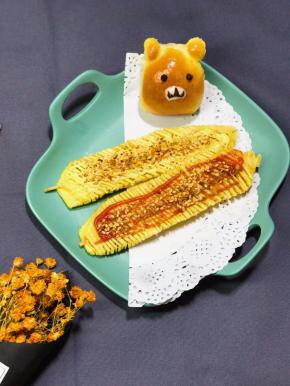 撒盐、芝麻、孜然、辣椒碎。