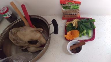 煮好鸭子后拿出来涂一身的盐巴，放凉2小时后，放盐巴能让鸭子皮更紧实，准备开始卤。盐巴不需要洗掉。锅里热油，加入生姜和葱炒出香味，再把鸭子放进去煎下，每个面都要煎，这样能把皮包住。煎好后加入煮鸭子的水，放入全部的料，等水大开后转中小火，慢慢煮，每10分钟翻转一下鸭子。途中需要经常捞卤汁浇在鸭子的上面（锅小，鸭子上面卤不到），不然颜色上色不均匀。