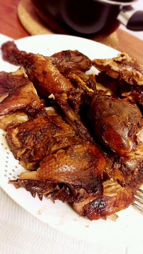 大概煮1个小时就可以开大火收汁。收到还有一大碗卤汁关火。就可以拿出鸭，看喜欢冷的切还是热的切都可以！剩下的卤汁拿出来淋在鸭上面！美味！