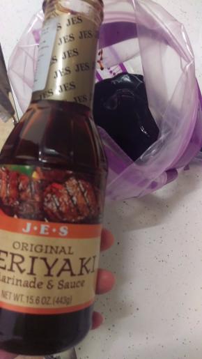 1. 提前一天，把腌料和蚝油的一半倒袋子里面。