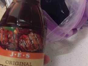 1. 提前一天，把腌料和蚝油的一半倒袋子里面。