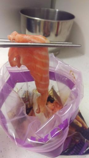 3. 再把鱼一条一条放下去。