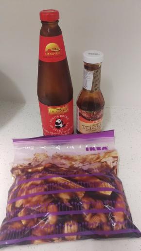 4. 放好鱼后，再倒入剩余的料。