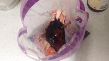 5. 装好后，揉一揉让鱼全部都有腌料。