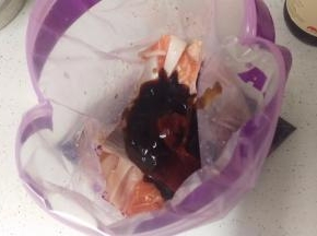 5. 装好后，揉一揉让鱼全部都有腌料。