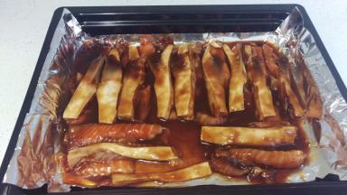 6. 第二天拿出来，把烤盘放锡纸，放上去鱼肚，放入袋子里面酱料，让盘子里面有点水。