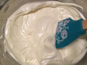 加入蛋黄，速度打发半分钟