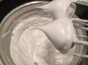 蛋白低速打至粗泡，滴入几滴柠檬汁，细砂糖分3次加入蛋白内，打至硬性发泡