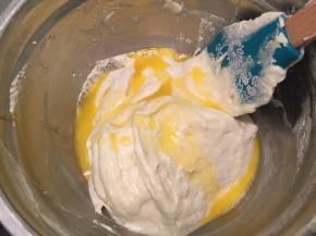 加入液化的黄油，拌匀