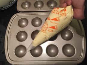 装入裱花袋内，裱花袋剪一小手指大的小孔