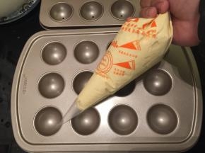 装入裱花袋内，裱花袋剪一小手指大的小孔