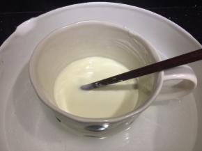 白色巧克力币隔50度水融化，小火保持水温