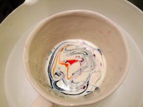 剩余的巧克力加入红色、蓝色、绿色、黄色食用色素，用牙签随意拌一下