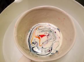 剩余的巧克力加入红色、蓝色、绿色、黄色食用色素，用牙签随意拌一下