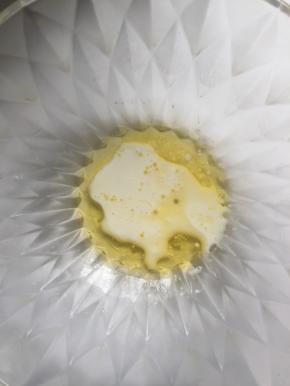 再把混合好的牛奶黄油倒入蛋糊里面，同样以翻拌的方式，