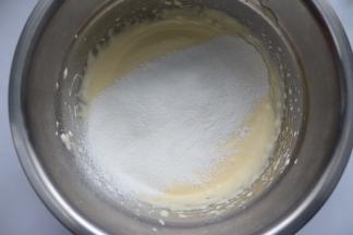 把打好的蛋糊从热水中拿出来，把黄油和牛奶放入温水中保温，低筋面粉过筛到打发好蛋糊中，用翻拌的方式，从2点钟方向往8点钟方向由下往上翻抖，混合均匀即可，动作要轻要快，以免消泡