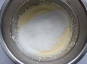 把打好的蛋糊从热水中拿出来，把黄油和牛奶放入温水中保温，低筋面粉过筛到打发好蛋糊中，用翻拌的方式，从2点钟方向往8点钟方向由下往上翻抖，混合均匀即可，动作要轻要快，以免消泡