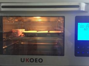 将蛋糕放入UKOEO蒸汽 烤箱160度35分钟