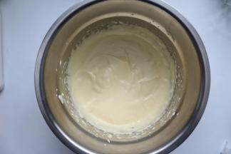再转最低速整理气泡，在打蛋盆的每个角落都要打15-20下，这样有助于把面糊里面的大气泡转为小气泡，使做出来的蛋糕更为细腻点不会那么的粗糙