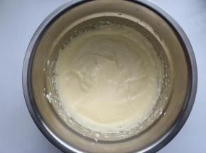 再转最低速整理气泡，在打蛋盆的每个角落都要打15-20下，这样有助于把面糊里面的大气泡转为小气泡，使做出来的蛋糕更为细腻点不会那么的粗糙