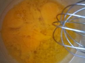 将水，玉米油，蛋黄混合均匀