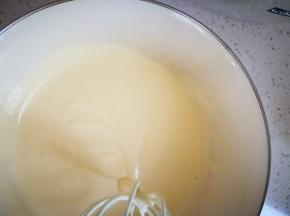 翻拌均匀，不要划圈圈，会起筋