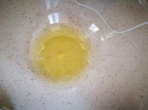 蛋白倒入无油无水的干净盆中
