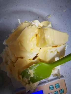 加入软化的黄油