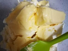 加入软化的黄油