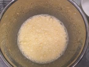 全蛋加入细砂糖，电动打蛋器打至糖化即可（无需打发）