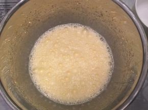 全蛋加入细砂糖，电动打蛋器打至糖化即可（无需打发）