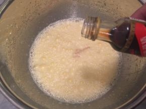 加入香草精拌匀