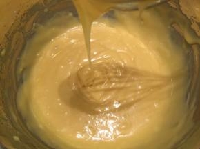 分2次加入玉米油，拌至顺滑（滴落的蛋糕液不断续）