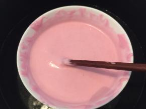 白巧克力预留一点，其它放入碗中，隔50度温水融化，加少许色素调匀