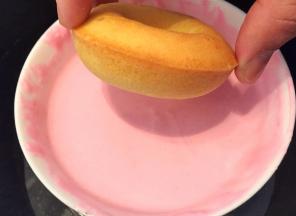 甜甜圈正面沾上粉色巧克力液