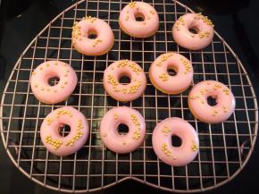 取一个盘子，倒入金色糖珠，趁巧克力液半干时沾上金色糖珠，放晾架上风干