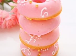 将留出的白色巧克力隔水融化后在甜甜圈上画好小花藤当装饰