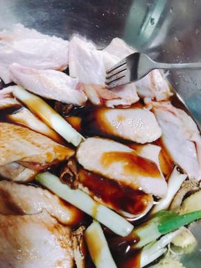 用叉子 戳戳戳 为了入味
腌制至少半天
我是提起一晚腌制上的
